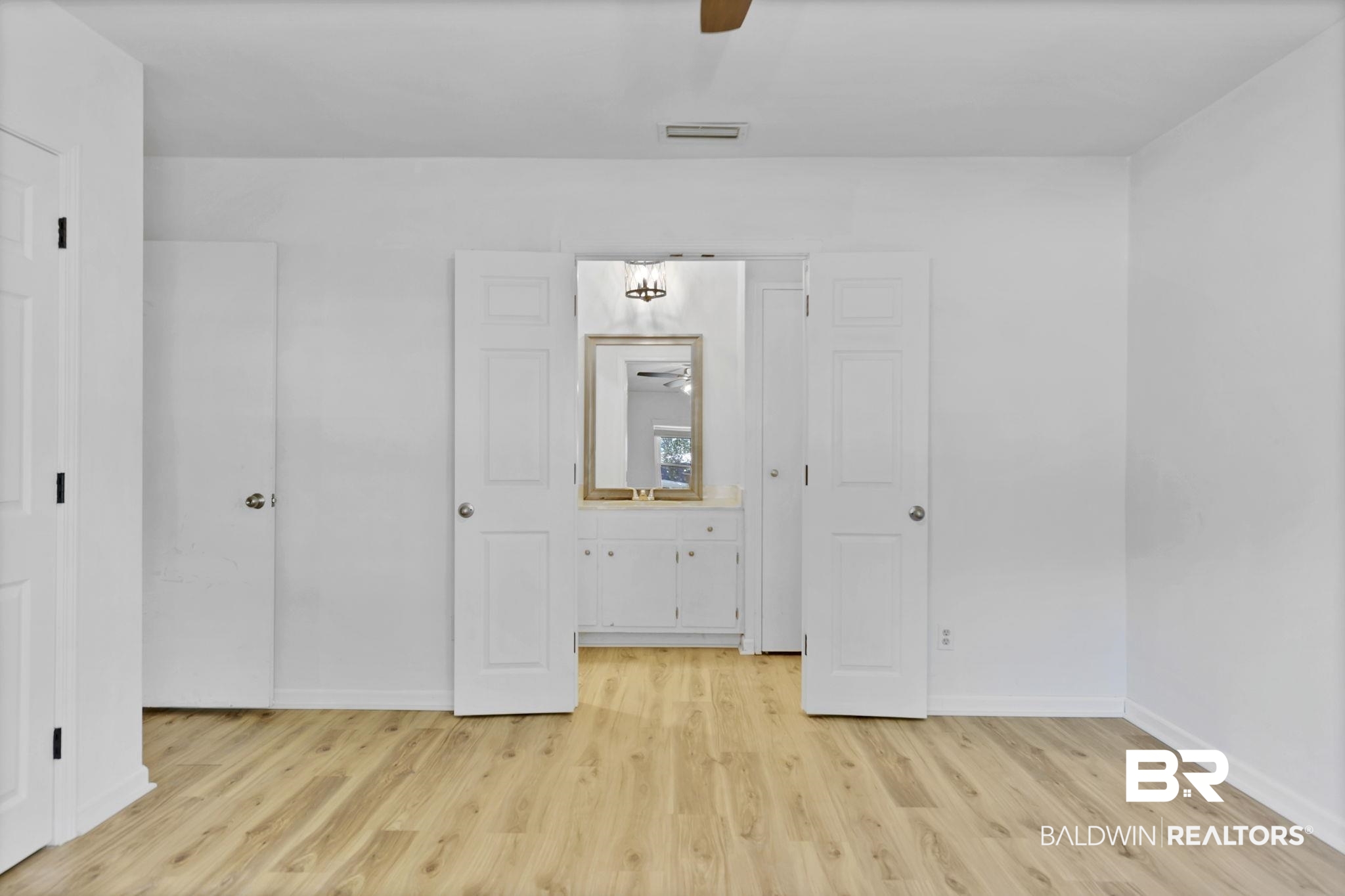 5817 Woodgate Road Mobile, AL 36609 - Photo 41 of 85 View to en suite
