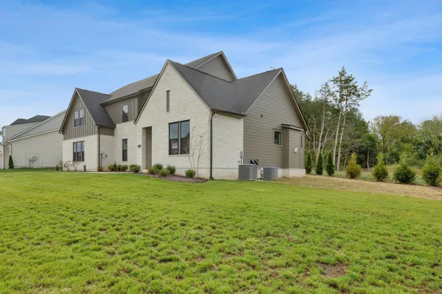 a view of a house with backyard and garden