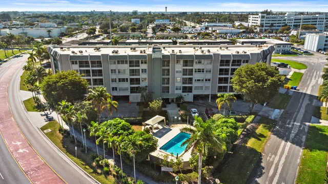 $140,000 | 505 Spencer Drive, Unit 208, West Palm Beach, FL 33409