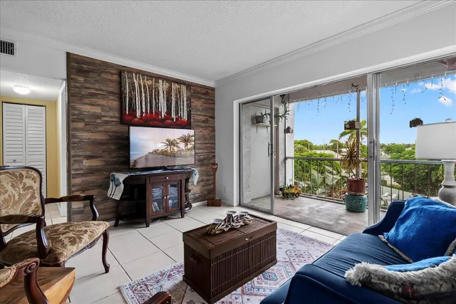 $140,000 | 505 Spencer Drive, Unit 208, West Palm Beach, FL 33409