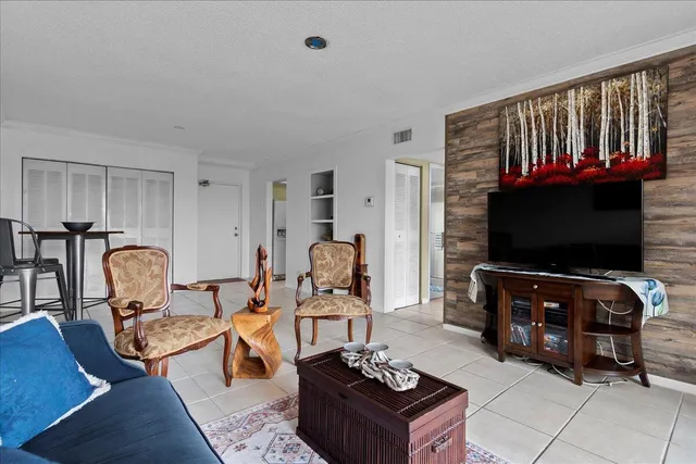 $140,000 | 505 Spencer Drive, Unit 208, West Palm Beach, FL 33409