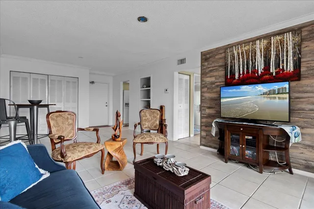 $140,000 | 505 Spencer Drive, Unit 208, West Palm Beach, FL 33409