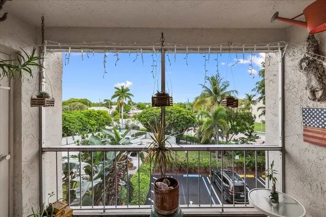 $140,000 | 505 Spencer Drive, Unit 208, West Palm Beach, FL 33409