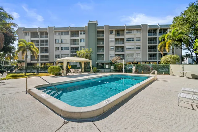 $140,000 | 505 Spencer Drive, Unit 208, West Palm Beach, FL 33409