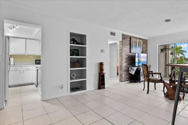 $140,000 | 505 Spencer Drive, Unit 208, West Palm Beach, FL 33409