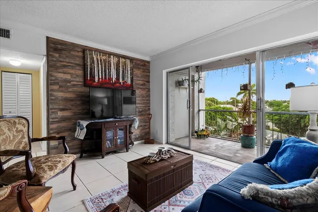 $140,000 | 505 Spencer Drive, Unit 208, West Palm Beach, FL 33409