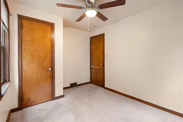 a view of empty room with a ceiling fan