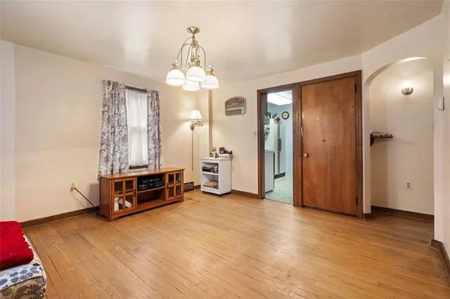 a view of a livingroom with furniture