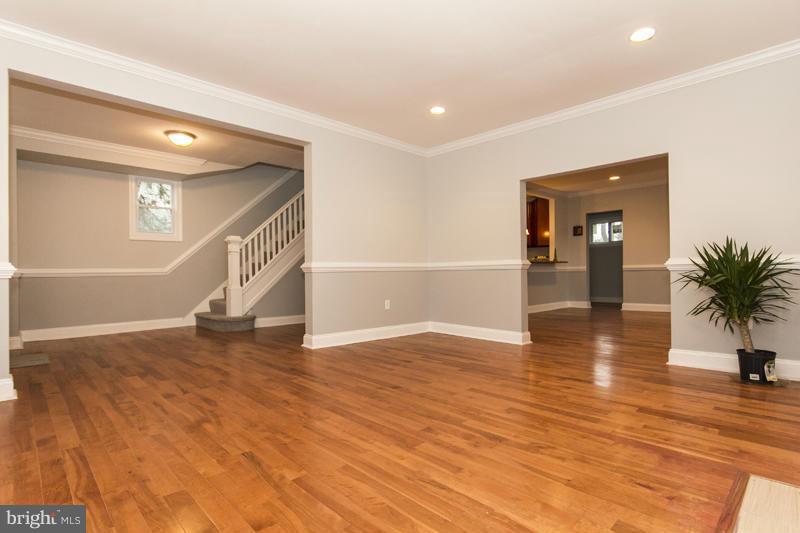 223 Mallow Hill Road Baltimore, MD 21229 - Photo 11 of 30 Living Room