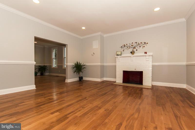 223 Mallow Hill Road Baltimore, MD 21229 - Photo 8 of 30 Living Room