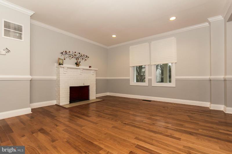 223 Mallow Hill Road Baltimore, MD 21229 - Photo 9 of 30 Living Room