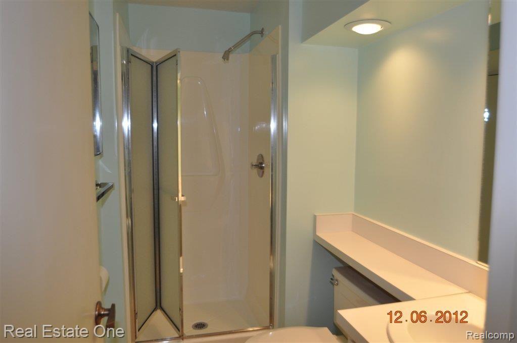 864 GreenView Court Rochester, MI 48307 - Photo 23 of 25 lower-level bath