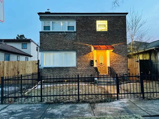 $320,000 | 7421 64th Street, Summit, IL 60501