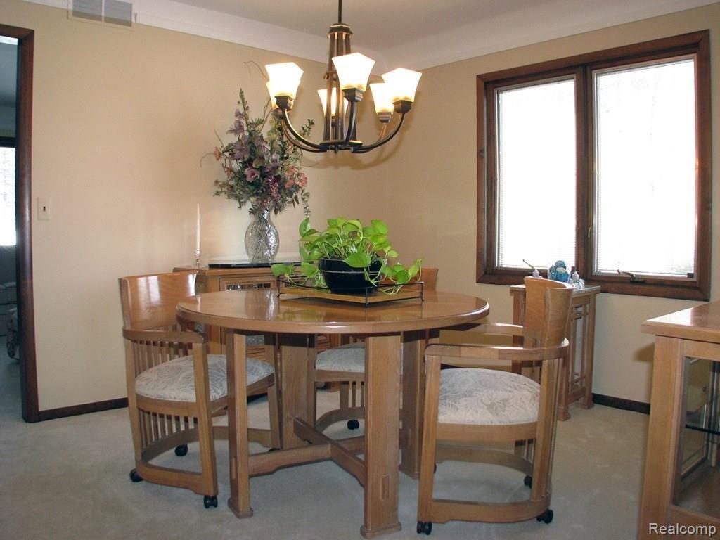 2369 Highfield Road Waterford, MI 48329 - Photo 17 of 31 17 Formal Dining.jpg