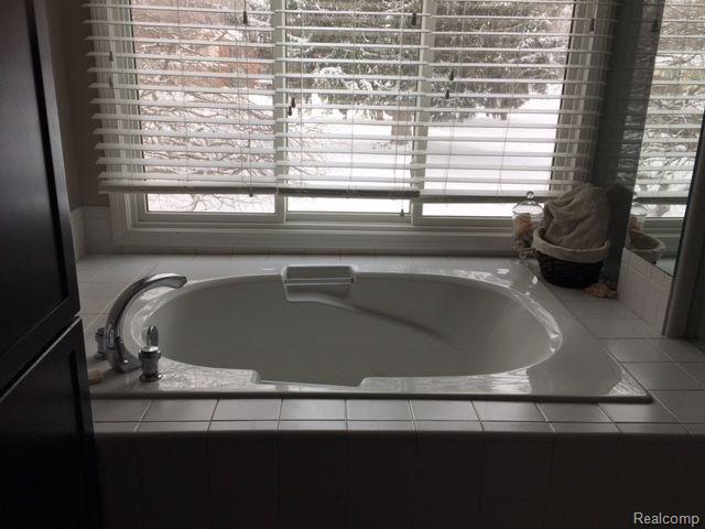 4781 South Valleyview Road West Bloomfield, MI 48323 - Photo 34 of 52 Gallery Image 34