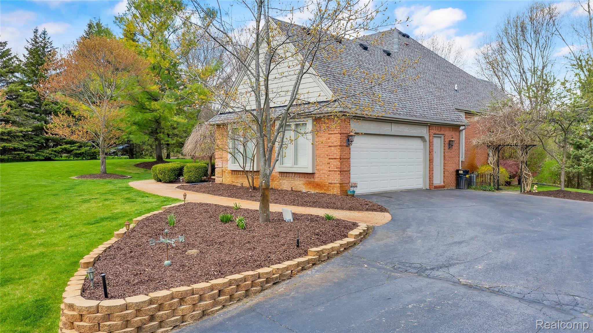 214 Ravineside Drive Milford, MI 48381 - Photo 3 of 46 DJI_0626.jpg