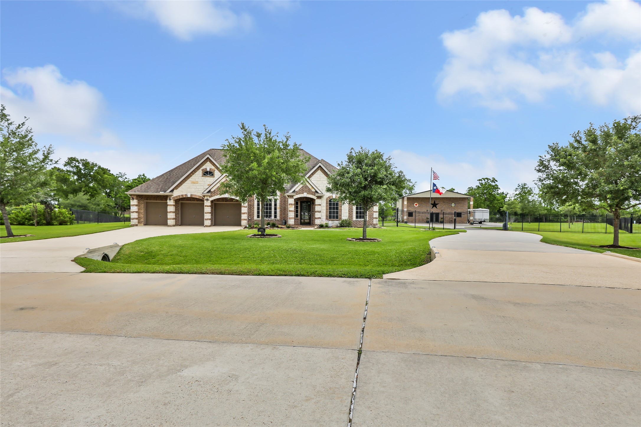 6202 Circle Back Road Baytown, TX 77523 - Photo 3 of 50 Great curb appeal!