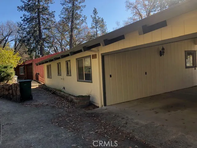 a view of a back yard of the house
