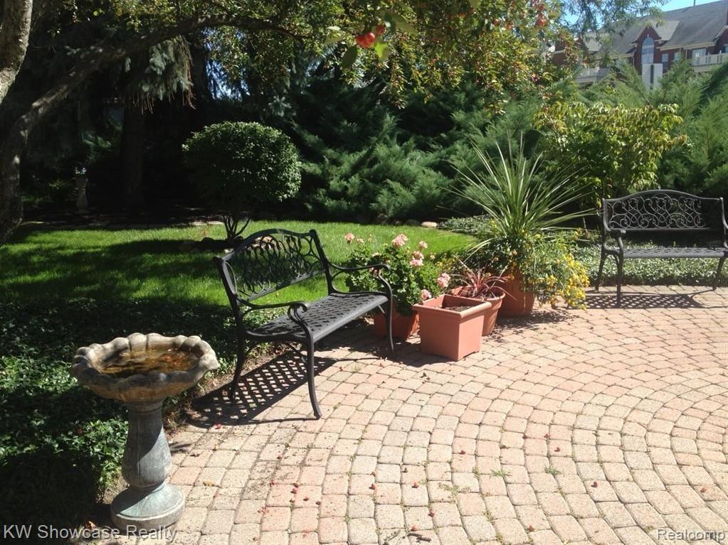 2655 East Maple Road East, Unit 3 Birmingham, MI 48009 - Photo 3 of 14 Courtyard2.jpeg