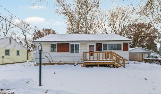 a view of house with a yard