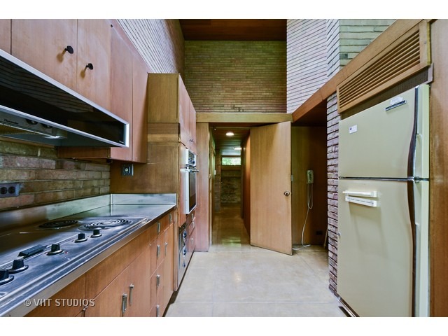 19 West County Line Road Barrington Hills, IL 60010 - Photo 3 of 22 a kitchen that has a sink and a stove
