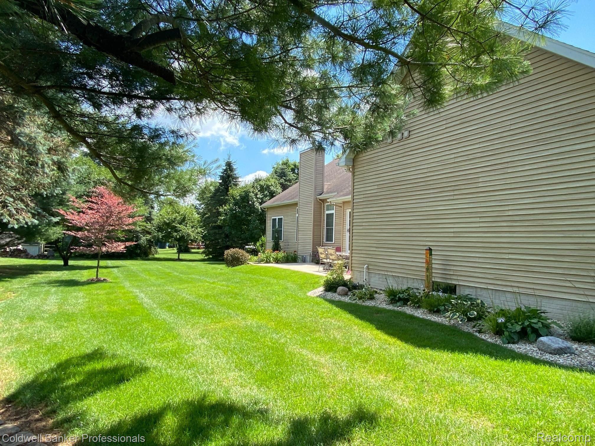 12261 Raelyn Hills Drive Perry, MI 48872 - Photo 26 of 32 26 12261 Side.jpg