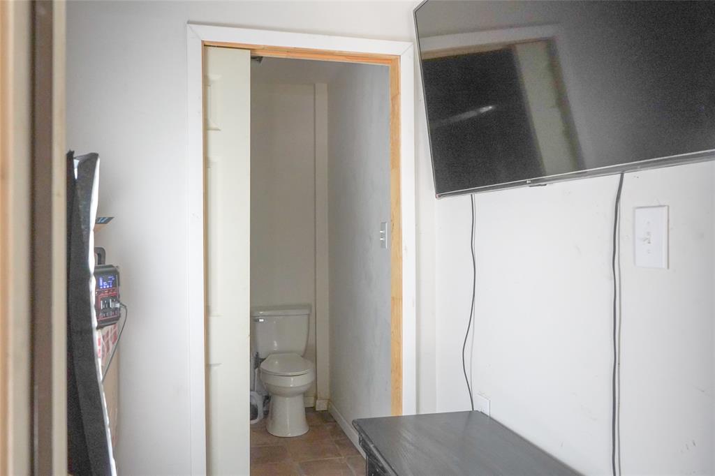 136 Kings Row Malakoff, TX 75148 - Photo 6 of 22 a view of bathroom