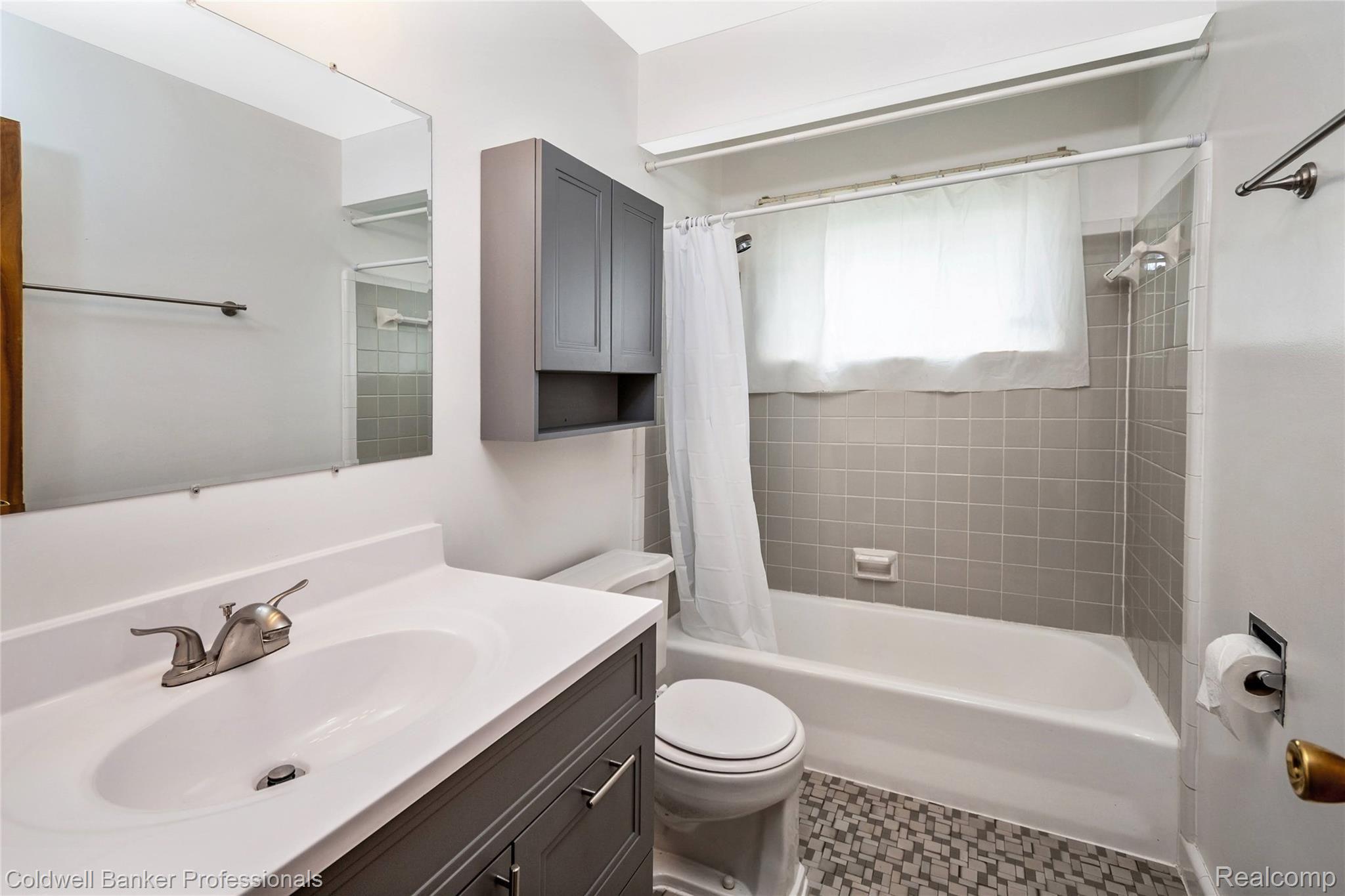 8105 Pardee Road Taylor, MI 48180 - Photo 18 of 34 Bathroom