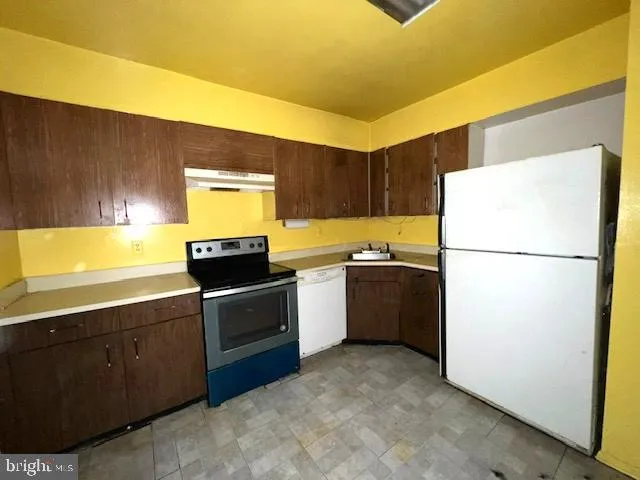 a view of empty room with window