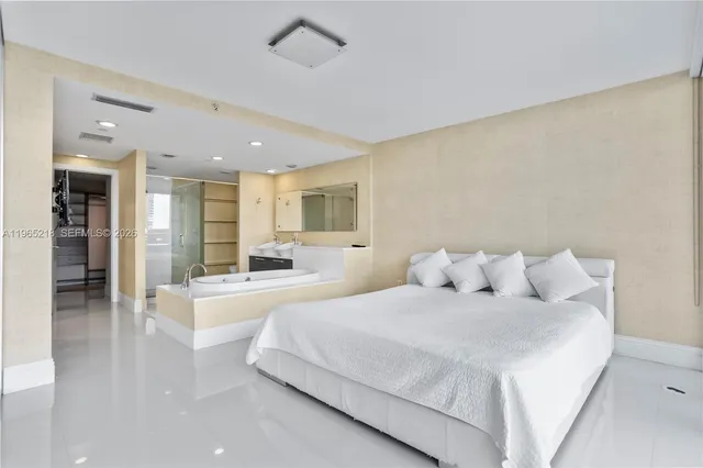 $3,900 | 2950 Northeast 188th Street, Unit 404, Aventura, FL 33180