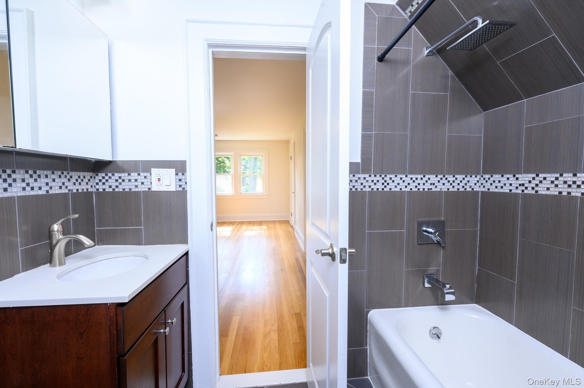 15 Ranger Place New Rochelle, NY 10804 - Photo 26 of 44 En-suite master bathroom