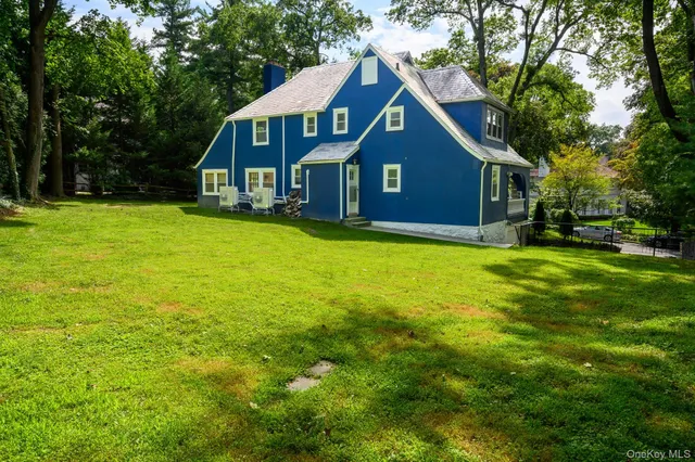a view of a house with a big yard