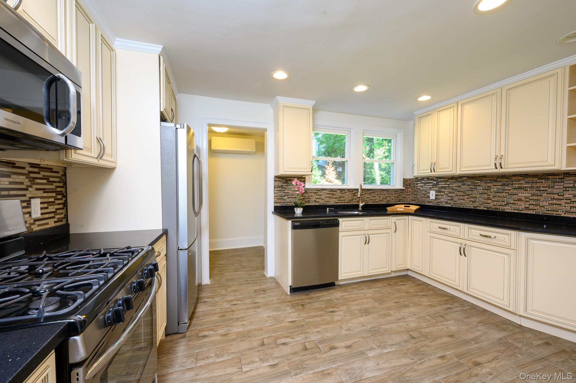 15 Ranger Place New Rochelle, NY 10804 - Photo 10 of 44