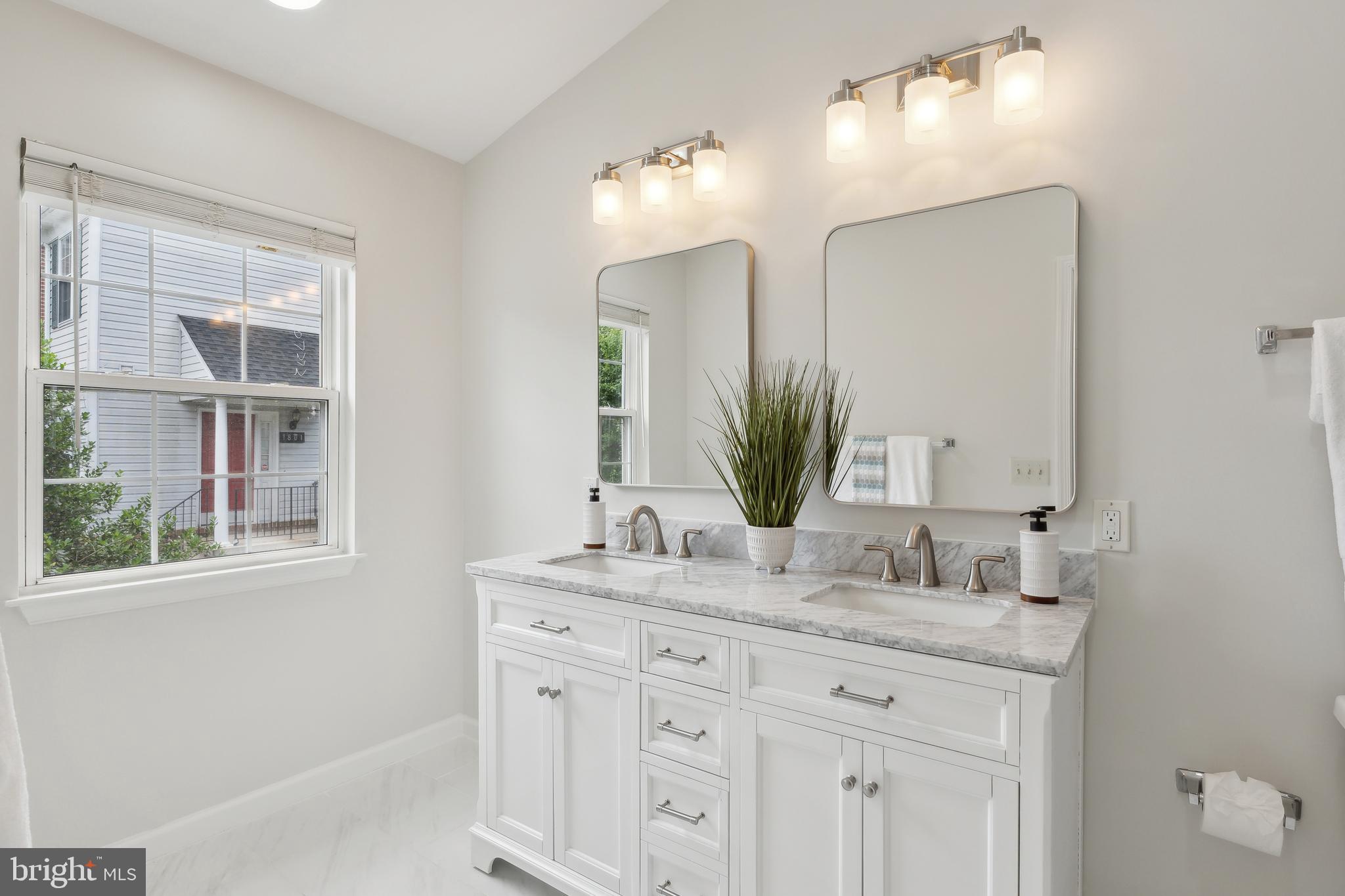 1800 Lansdowne Way Silver Spring, MD 20910 - Photo 14 of 29 Primary bath