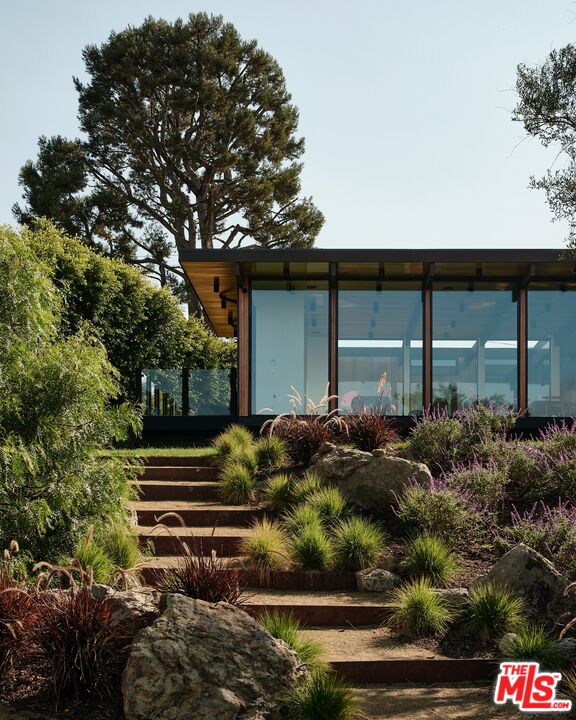 5637 Busch Drive Malibu, CA 90265 - Photo 19 of 27 a backyard of a house with lots of green space