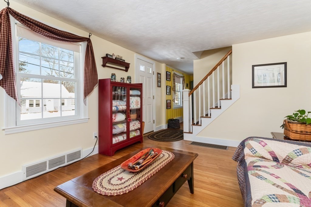 74 Wescroft Road Reading, MA 01867 - Photo 4 of 36 Gallery Image 4