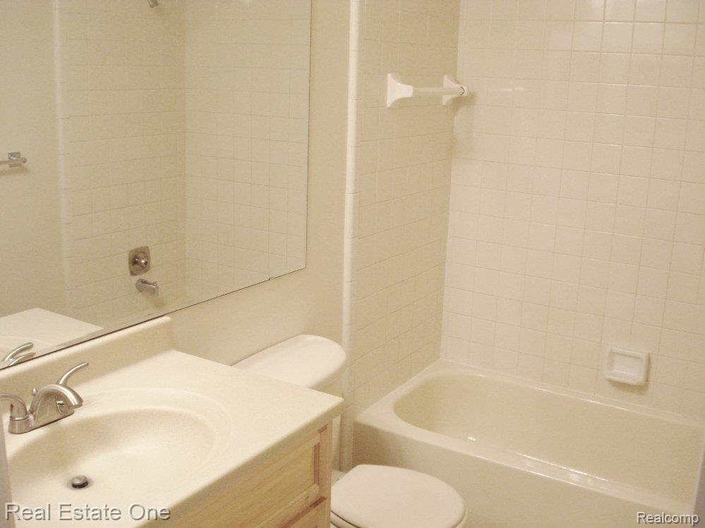 37440 Eight Mile Road Northville, MI 48167 - Photo 11 of 16 Bath 1