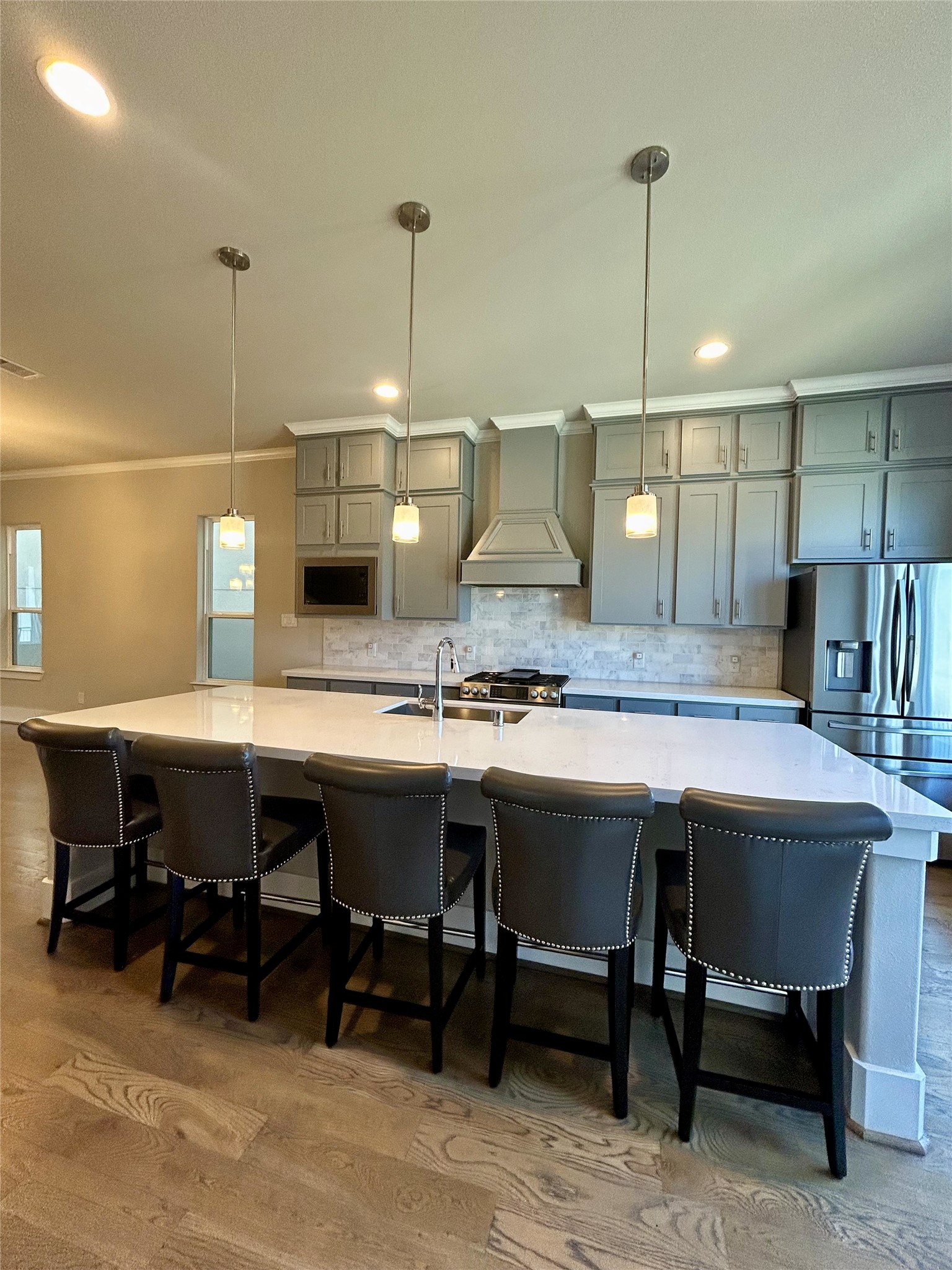 1315 West 24th Street, Unit A Houston, TX 77008 - Photo 10 of 33 Spacious island with ample seating for casual dinning. Bar stools convey.