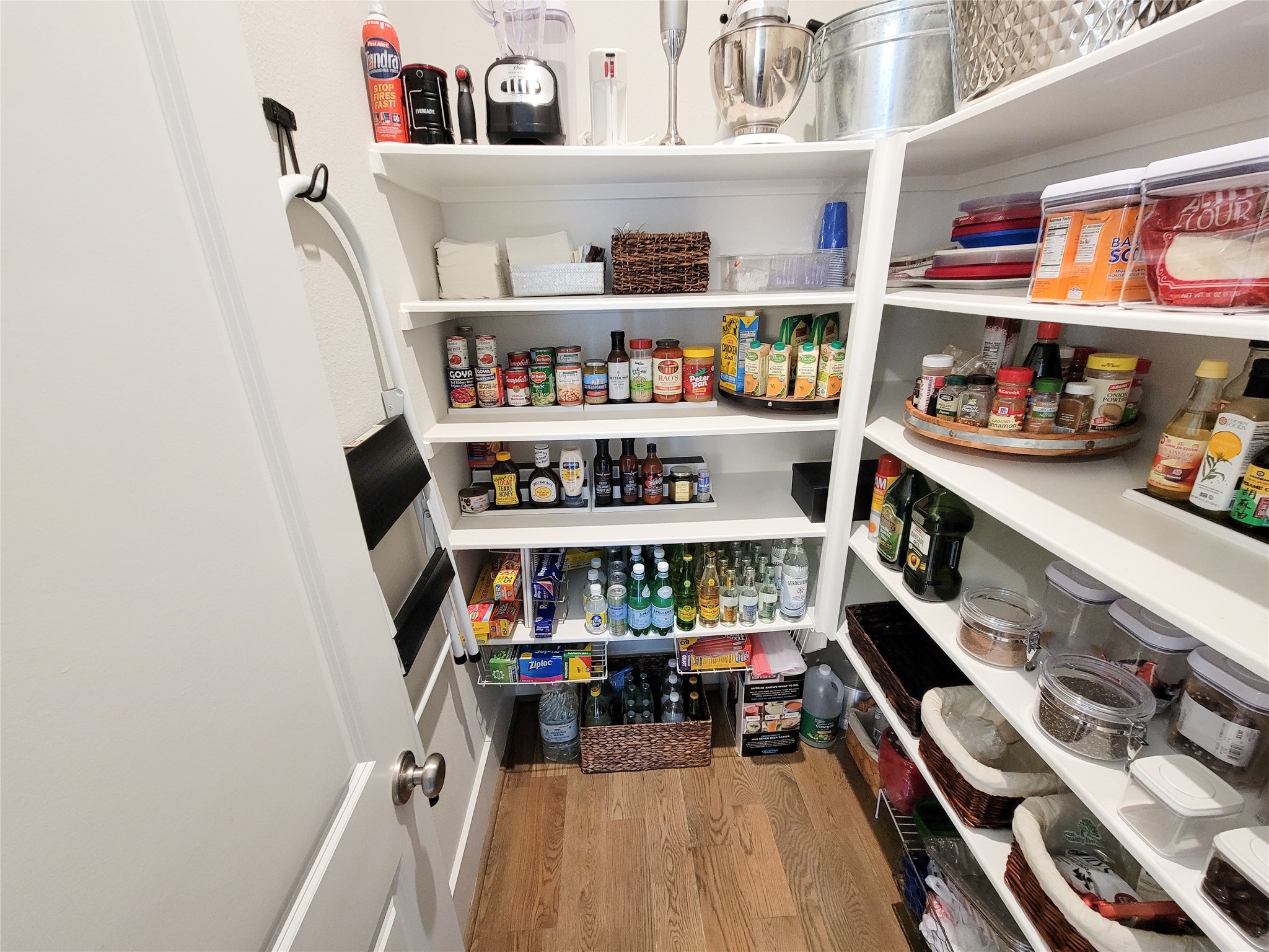 1315 West 24th Street, Unit A Houston, TX 77008 - Photo 11 of 33 Large walk-in pantry.