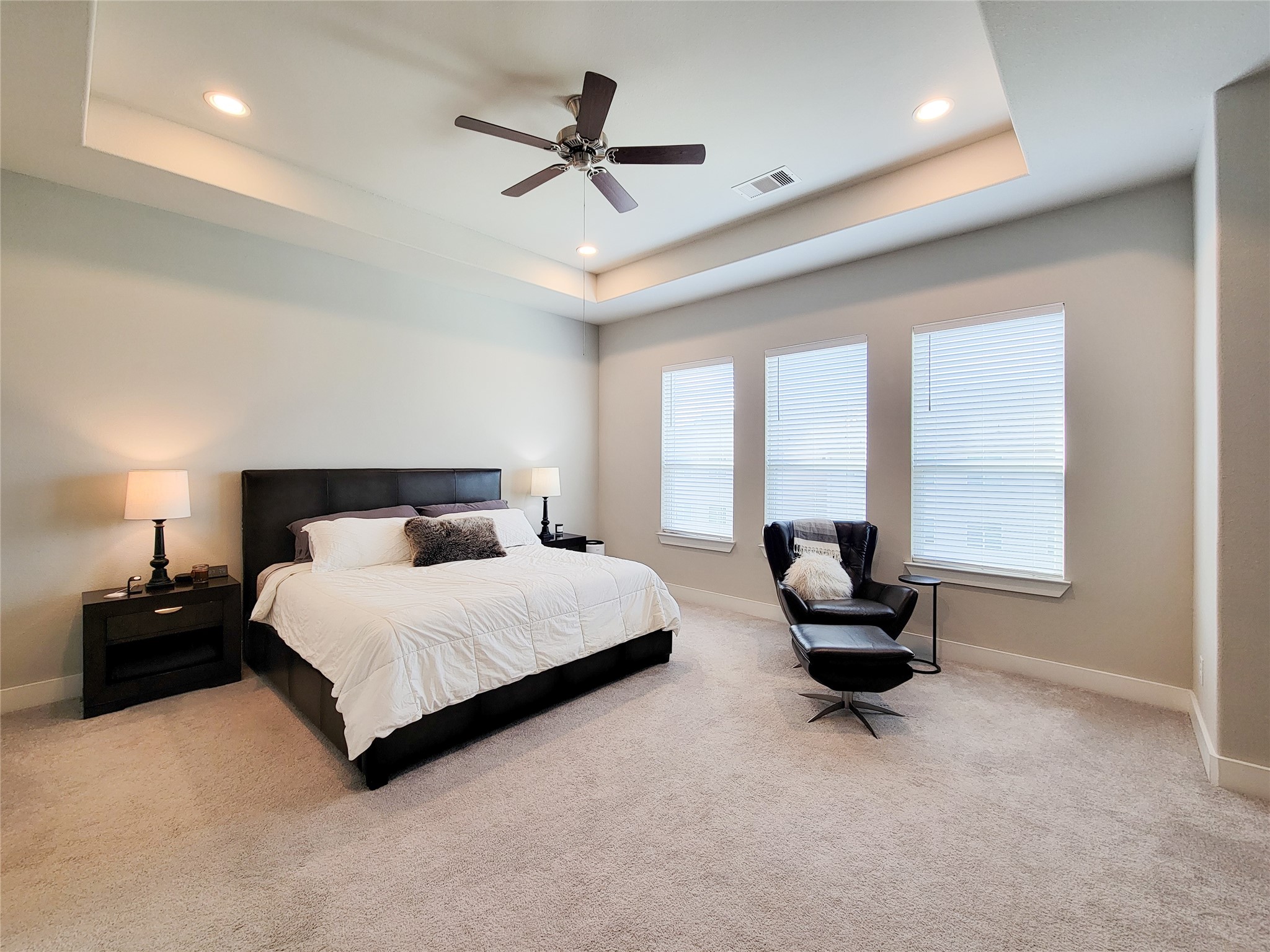 1315 West 24th Street, Unit A Houston, TX 77008 - Photo 19 of 33 Primary suite is on the 3rd floor. Boast coffered ceiling, neutral paint selection, walk-in closet and ensuite bath.