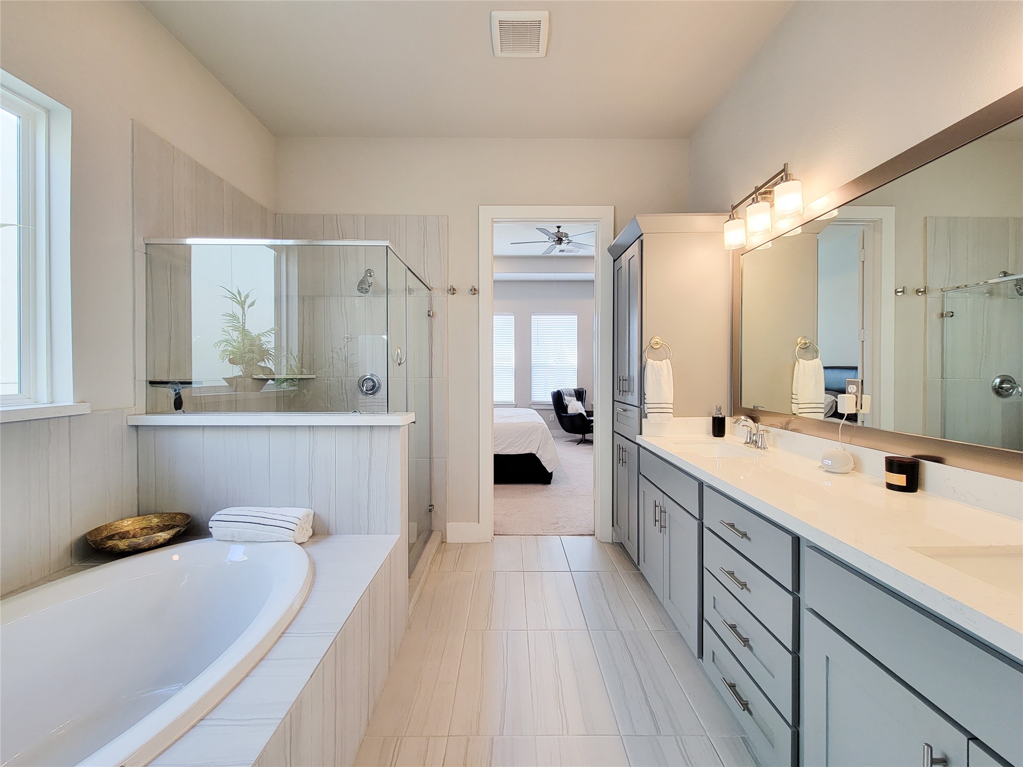 1315 West 24th Street, Unit A Houston, TX 77008 - Photo 21 of 33 Primary bath with double vanities, walk-in shower and soaking tub.