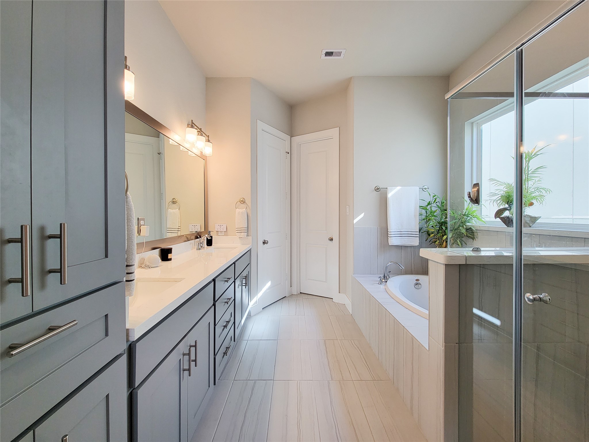 1315 West 24th Street, Unit A Houston, TX 77008 - Photo 24 of 33 Alternate view of the primary bath.