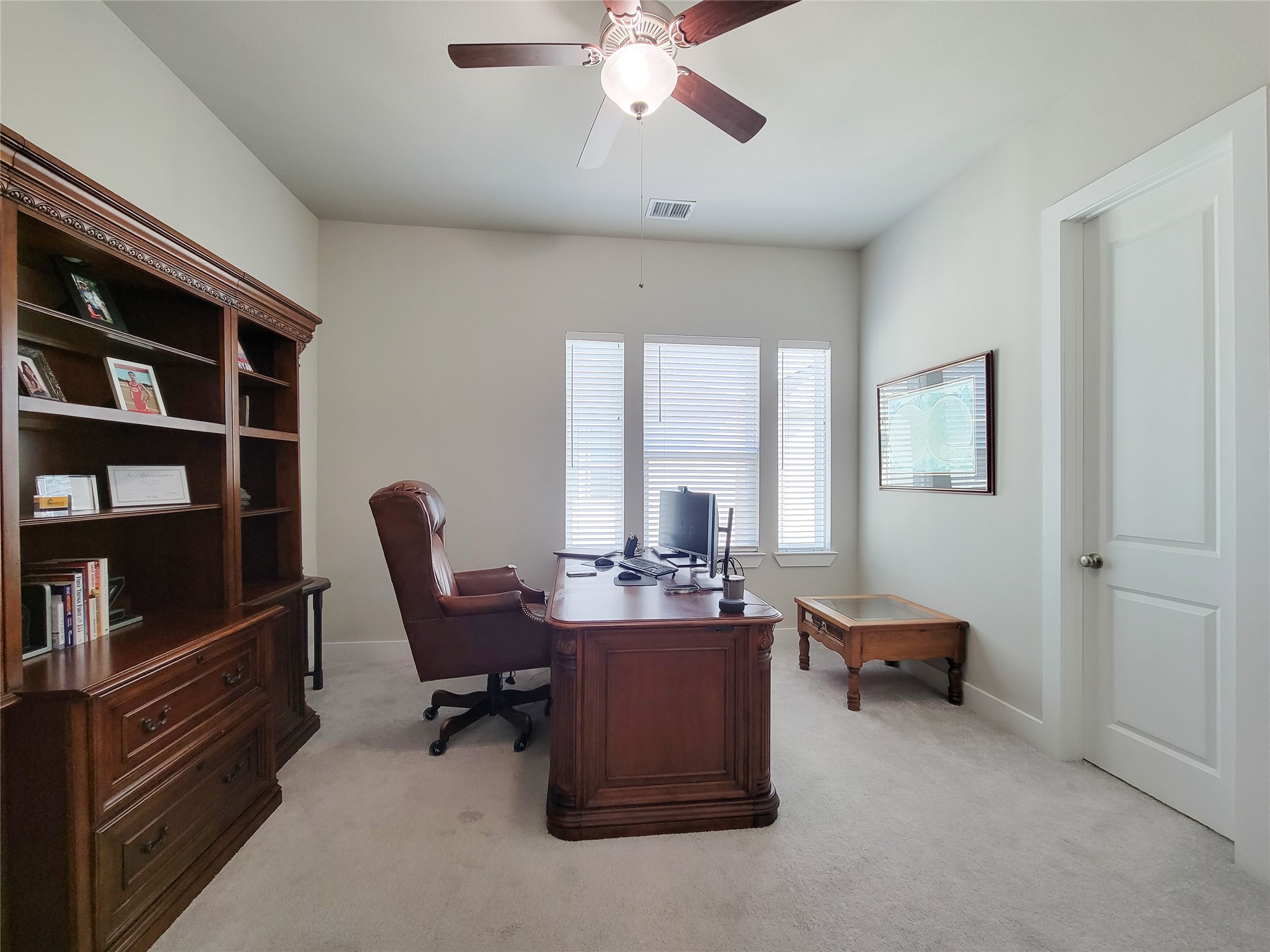1315 West 24th Street, Unit A Houston, TX 77008 - Photo 26 of 33 3rd floor secondary bedroom with ensuite bath & walk-in closet. Currently used as a home office.