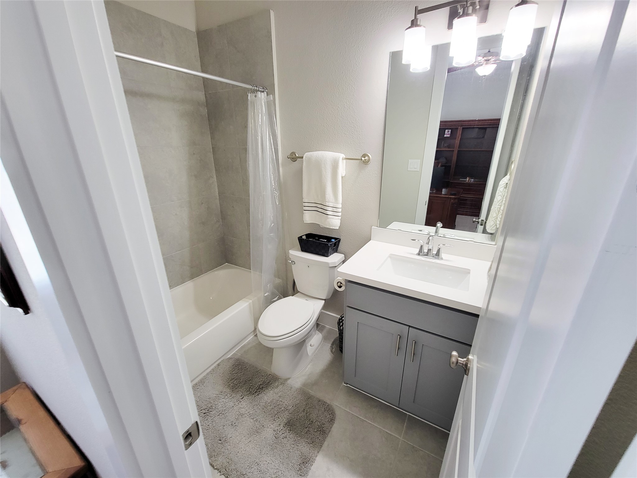 1315 West 24th Street, Unit A Houston, TX 77008 - Photo 28 of 33 Full bath located in secondary bedroom on the 3rd floor.