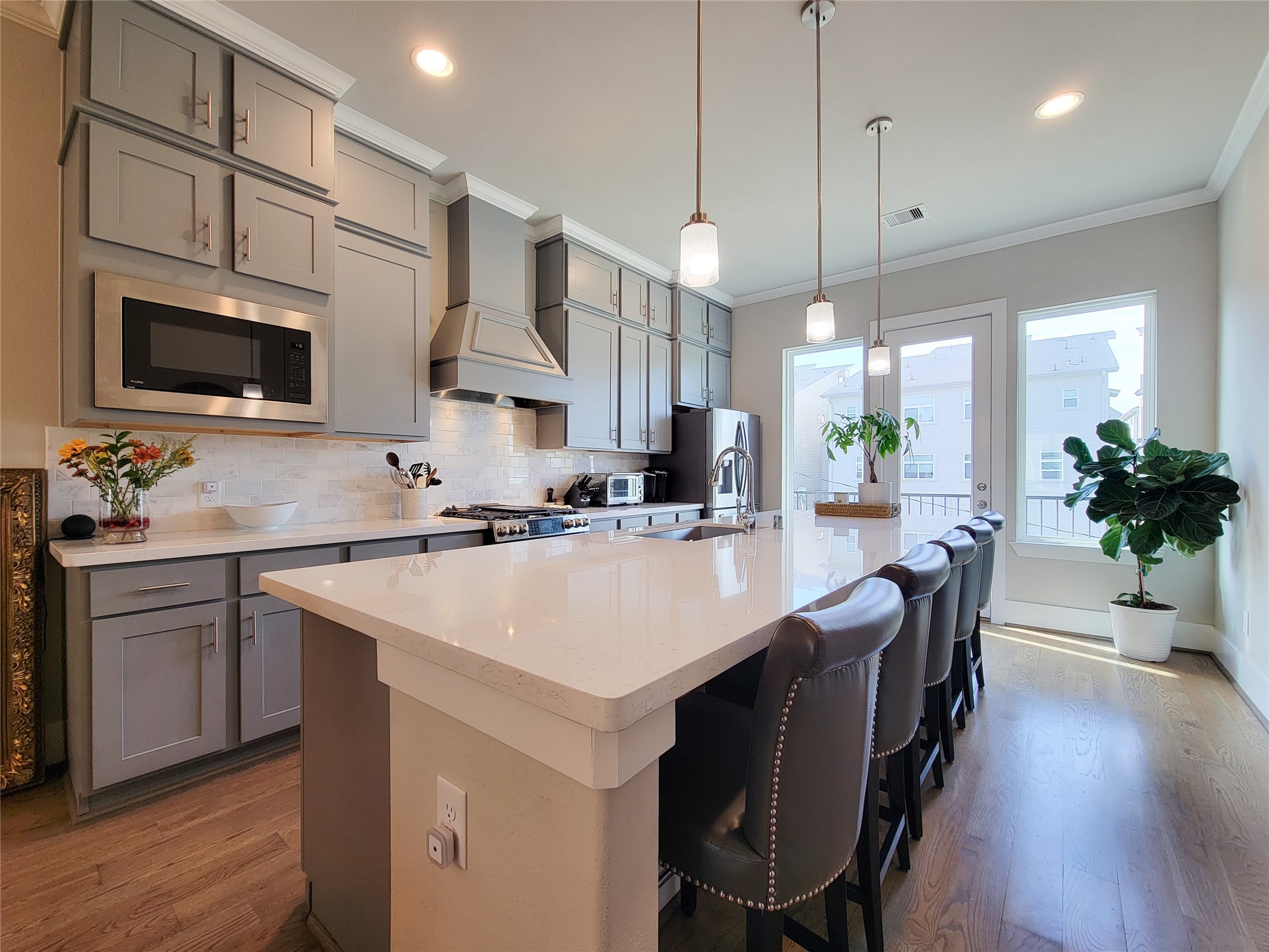 1315 West 24th Street, Unit A Houston, TX 77008 - Photo 5 of 33 Expansive island with under mount sink and seating for up to 5 bar stools. Perfect for casual meals!