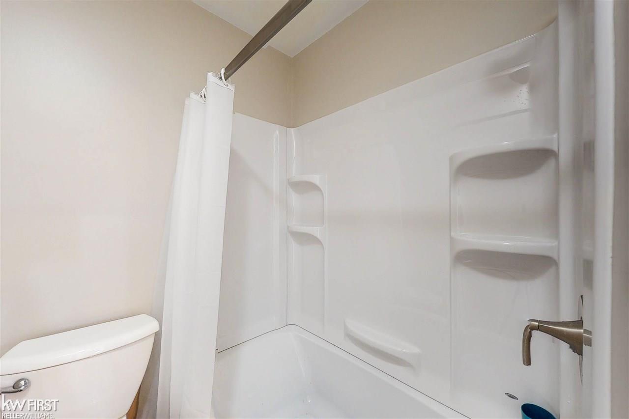4065 South Genesee Road Grand Blanc, MI 48439 - Photo 31 of 38 50073077-30.JPG
