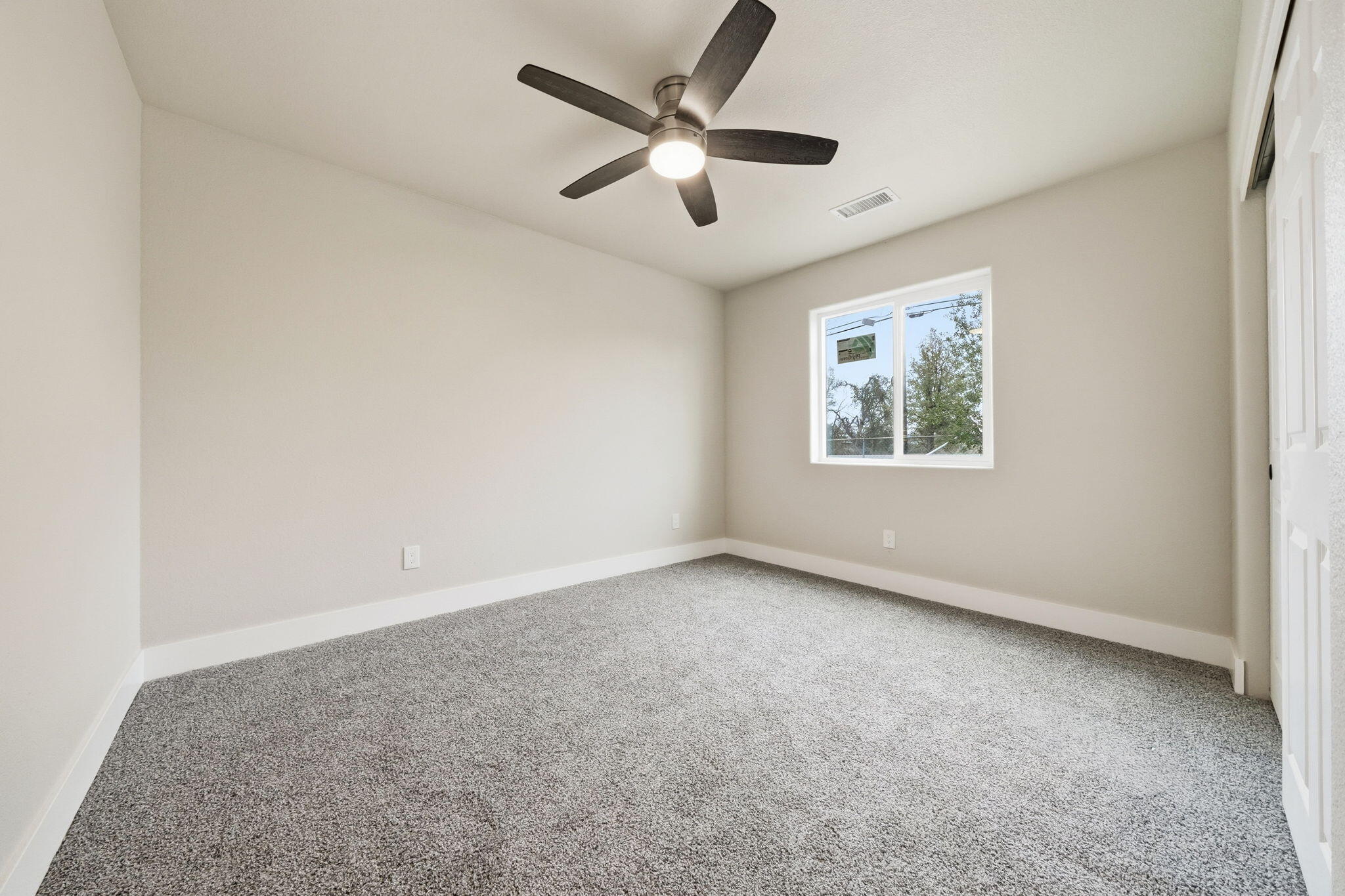 17014 Keswick Dam Road Redding, CA 96003 - Photo 18 of 61 an empty room with ceiling fan and windows