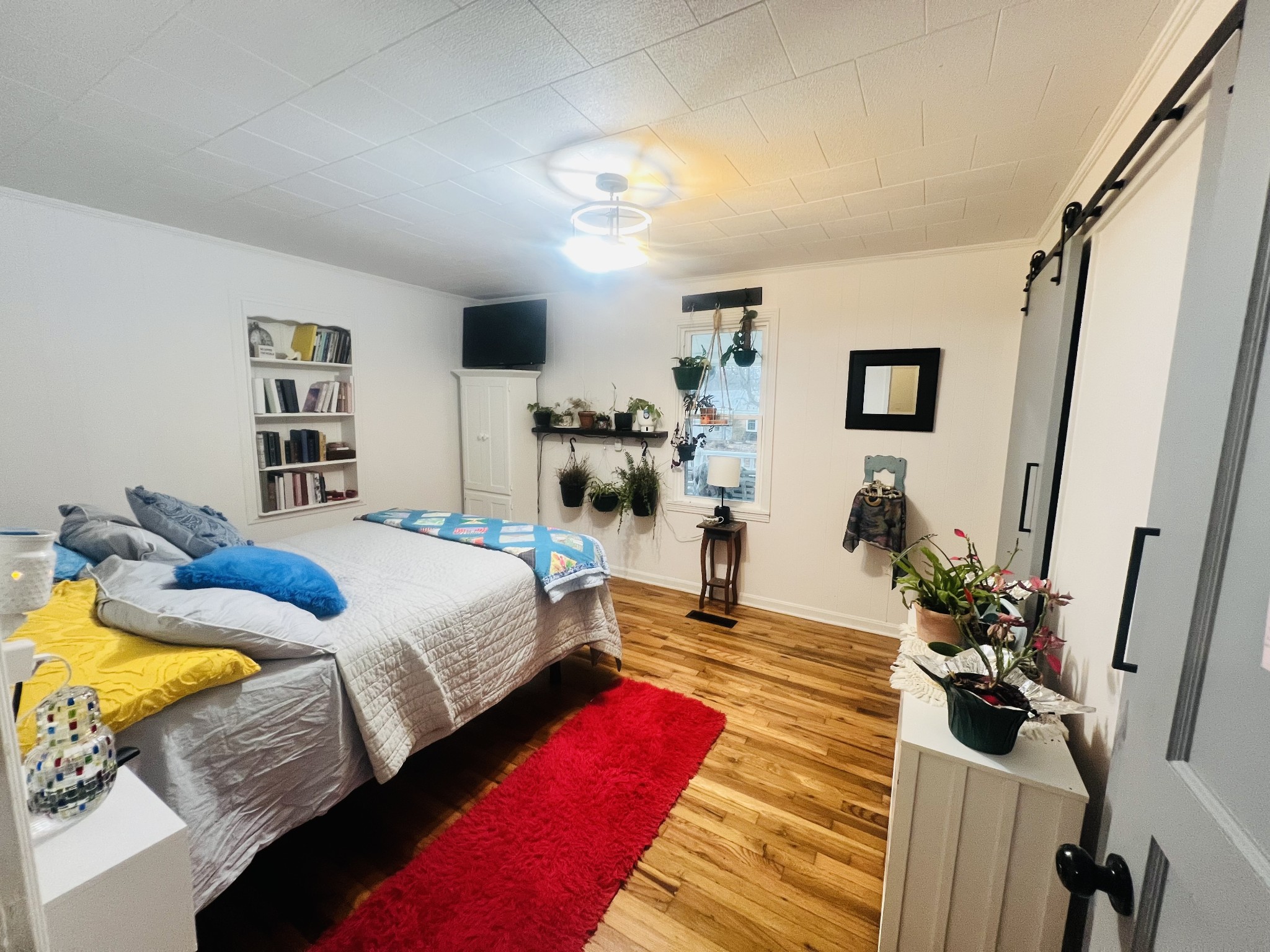 299 West Shellsford Road McMinnville, TN 37110 - Photo 17 of 34 a bedroom with bed and a flat tv screen