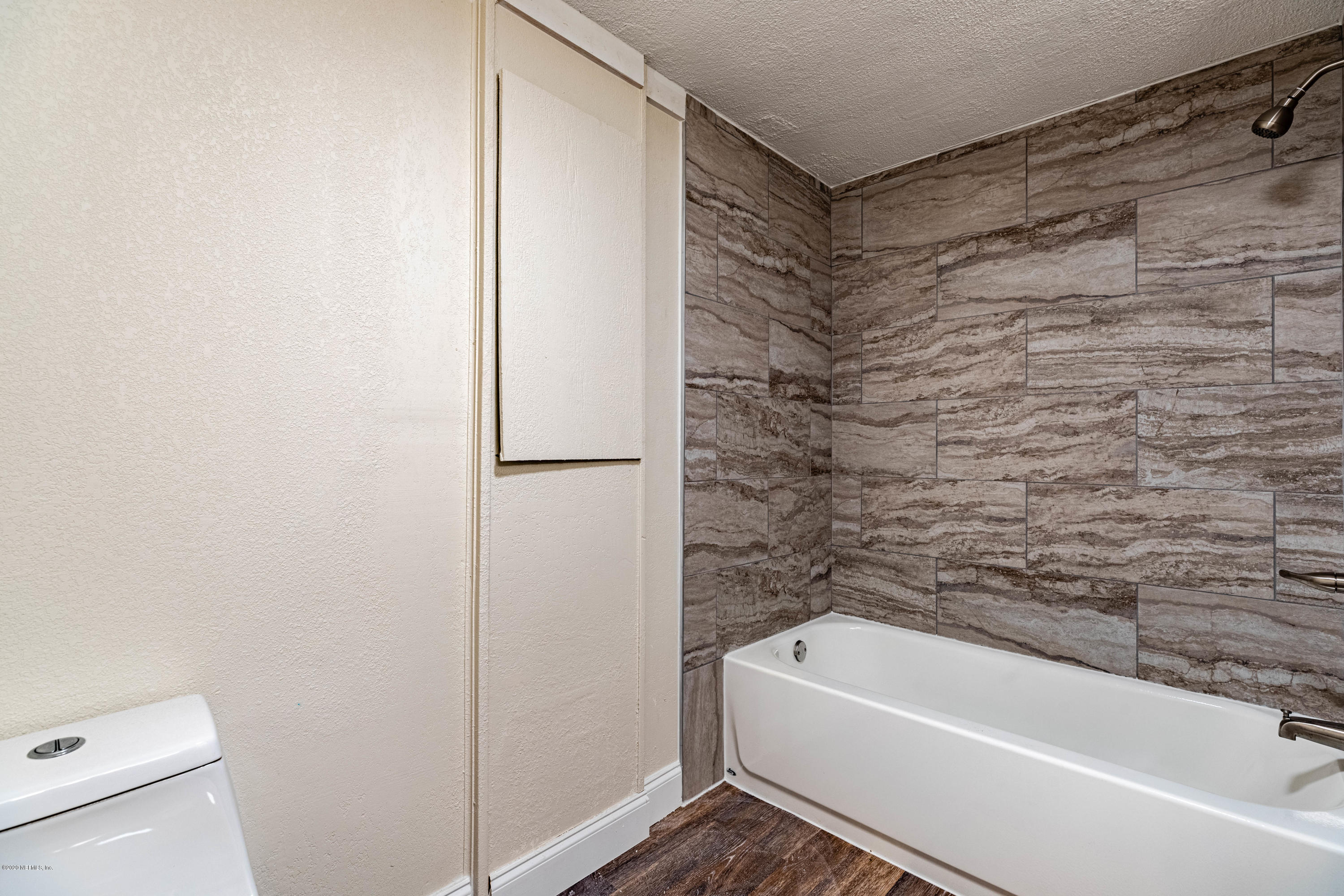 620 Southwest Field Avenue Keystone Heights, FL 32656 - Photo 29 of 68 a bathroom with a bathtub and a shower