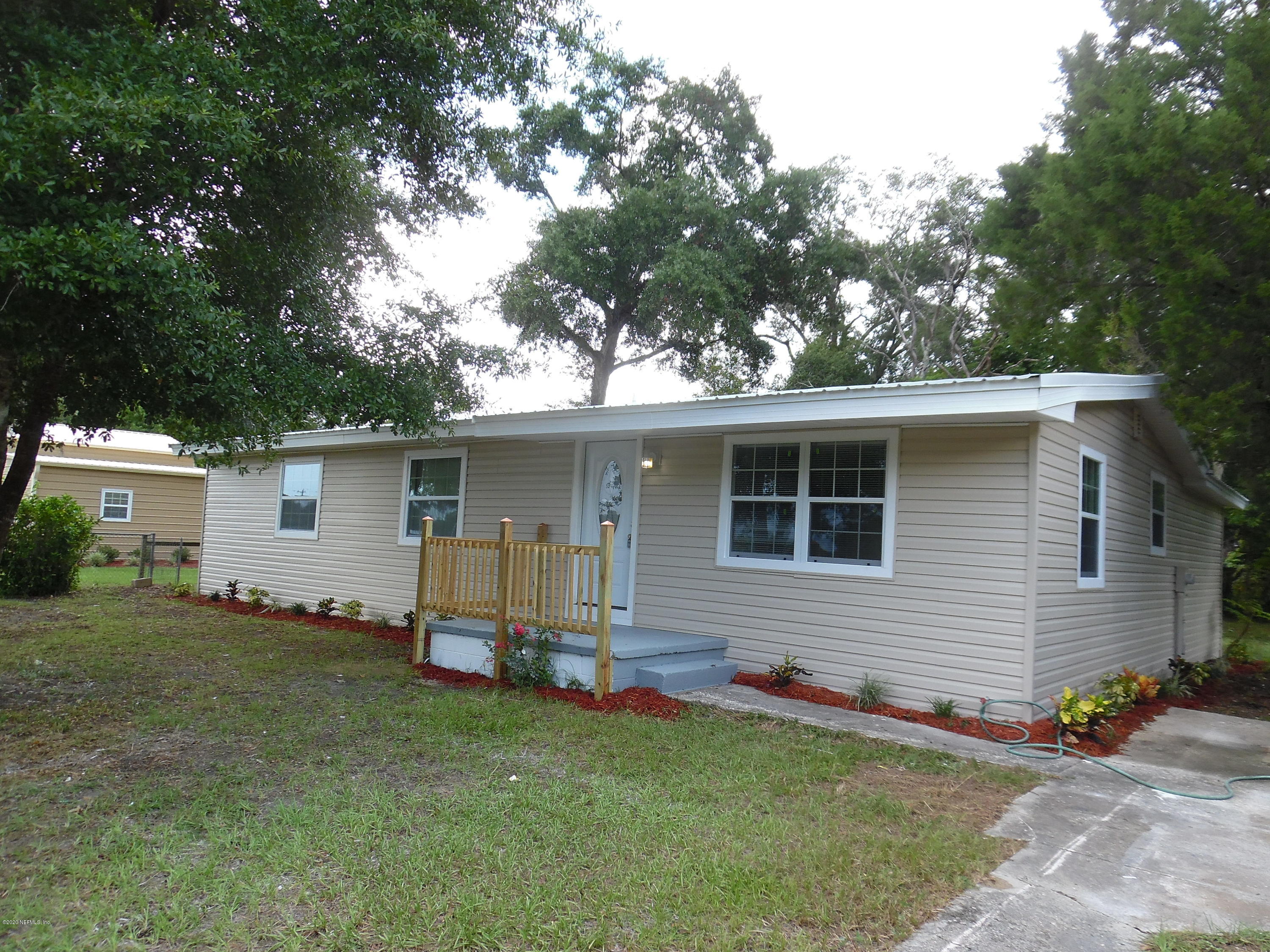 620 Southwest Field Avenue Keystone Heights, FL 32656 - Photo 62 of 68 front view of a house with a yard